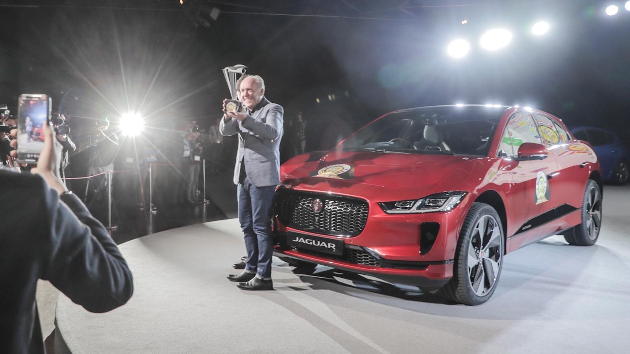 Palkinnon vastaanotti Jaguar Land Roverin muotoilujohtaja Ian Callum.