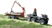 Ruotsin versio kymmenpyöräisestä metsäkoneesta koostuu kuusipyöräisesta mönkijästä ja vetävästä telivaunusta. Vetokoneen ja kärryn suhde on kyllä parempi kuin normaalilla mönkijällä, mutta miten on ketteryyden laita? – Kärryn nivelaisa kyllä helpottaa tilannetta. (TH)