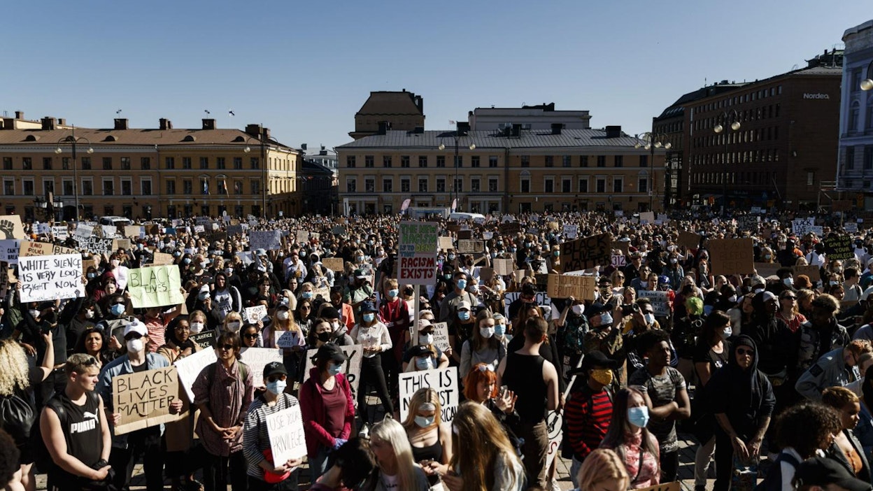 Poliisi kehotti lopettamaan mielenosoituksen liiallisen väkimäärän takia.