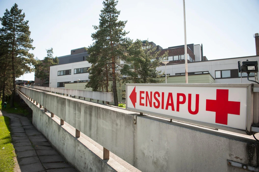 ”Viestintäverkot rakennetaan jatkossakin pääosin markkinaehtoisesti, mutta vertauskuvallisesti viimeinen metri voi jäädä valtion tuen varaan. Vähimmäispalvelutaso on julkisen vallan tehtävä eli miten kännykän pitää kuulua ja mikä on vähimmäisnettiyhteys”, liikenne- ja viestintäministeriön strategiajohtaja Taina Pieski toteaa.