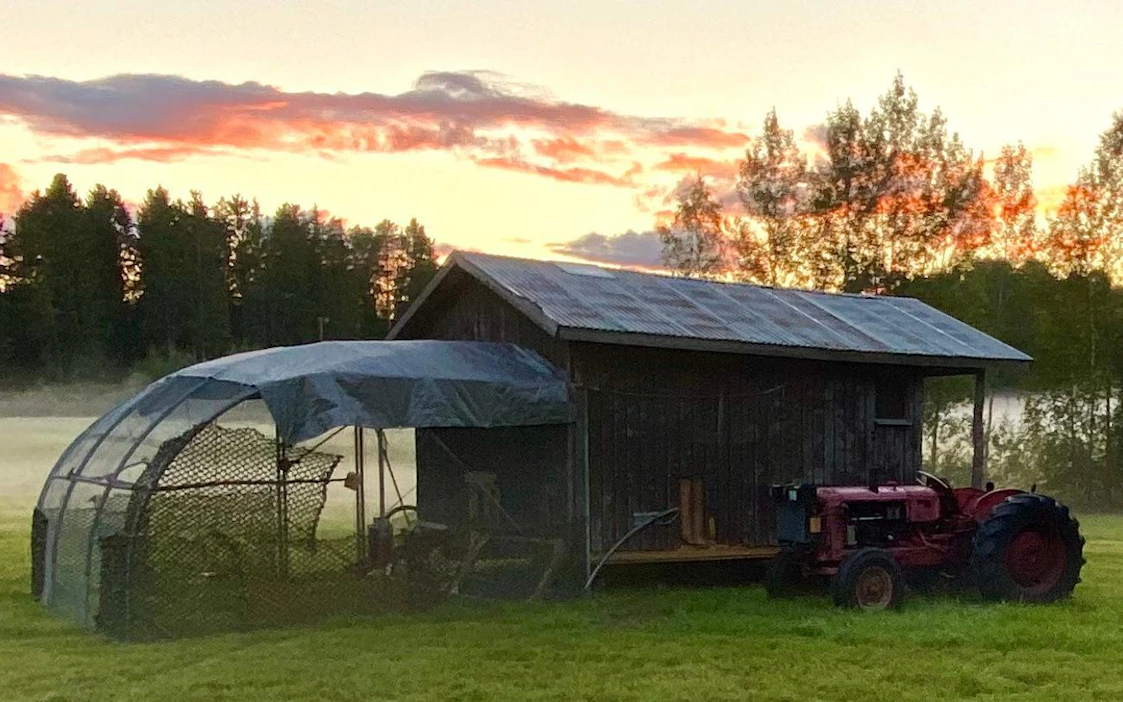 Liikuteltava kanala takaa asukkailleen tuoretta kuopsuteltavaa. Poriin valmistuneen, traktorilla vedettävän kanavaanin ulkoiluaitaus on nostettavissa ja laskettavissa vinssin avulla. 9-neliöisessä kanalaosassa on lattialämmitys ja eteistilassa säilytystilaa. Kanalan lattia on vedenpitävä ja pohjassa on luukku pehkun poistoa varten.