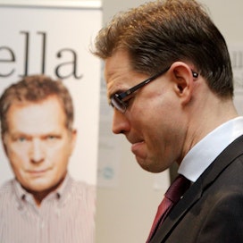 Pääministeri Jyrki Katainen ja julisteessa presidenttikisaa käyvä Sauli Niinistö tammikuussa 2012.