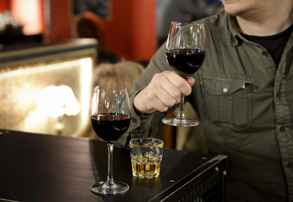 Työ- ja elinkeinoministeriön johdolla on selvitetty rajoitusten taloudellisia vaikutuksia ja sitä, miten ravintoloita voisi niiden ahdingossa tukea.