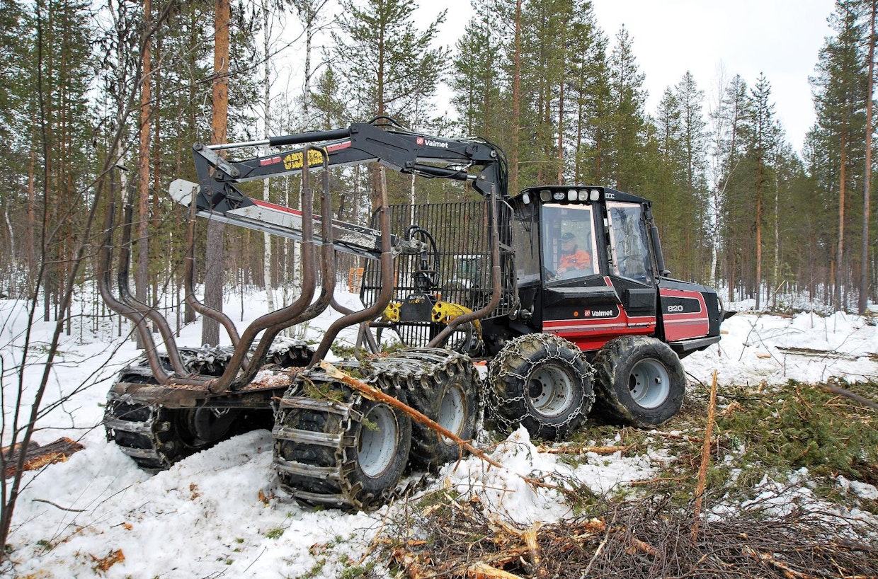 Kevyt puunajokone soveltuu ajourien ja talvitienpohjien polantamiseen. Tiiviiksi poljettu lumi jäätyy pakkasella.