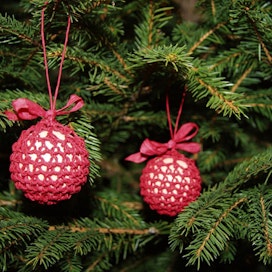 Virkkaa palloja joulukuusta koristamaan tai ystävälle lahjaksi.