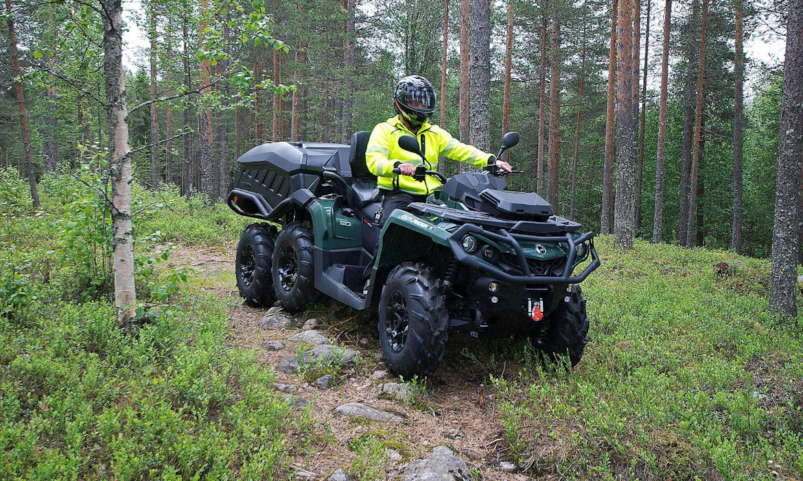 Kuusipyöräinen traktorimönkijä on huomattavasti vakaampi ajettava kuin nelipyöräinen, eikä se kaadu yhtä helposti. Kuvassa on BRP:n Rovaniemen kelkkatehtaalla koottu Can-Am Outlander Max 650, jonka vetotapa on 6x6.