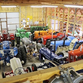 Fagerlundin traktorimuseossa on kolmisenkymmentä traktoria ja runsaasti erilaista maatalousesineistöä.