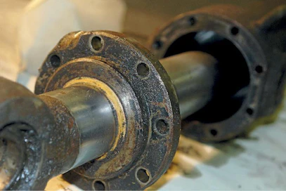 Hydraulisylinterin tiiviyden kannalta sylinterin sisällä liikkuva mäntä ja ohjari (=päätypoksi) tiivisteineen ovat yhtä merkittäviä komponentteja, jotta öljy ja  paine pysyvät siellä missä pitääkin. Tämä ohjari oli kiinnitetty sylinteriin kahdeksalla pultilla.
