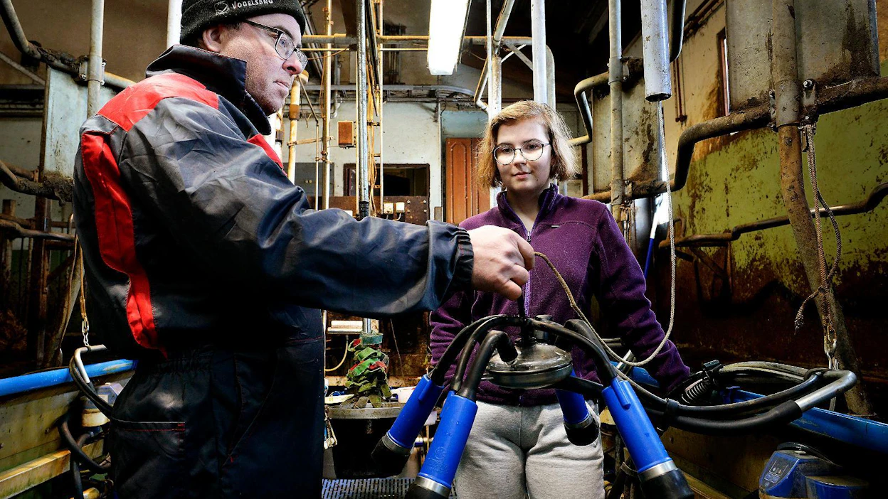 Markku Kiljala opetti lauantaina tyttärelleen Kiko Kiljalalle navetan käytäntöjä.