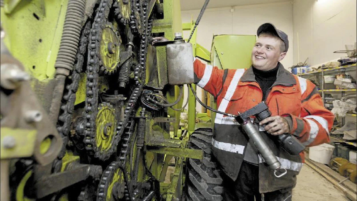 Mikko Uusitalo huolsi viime viikolla paalainkonetta, joka siirtyy puhdistuksen ja kunnostuksen jälkeen varastoon talvilevolle. Mirja Koivisto