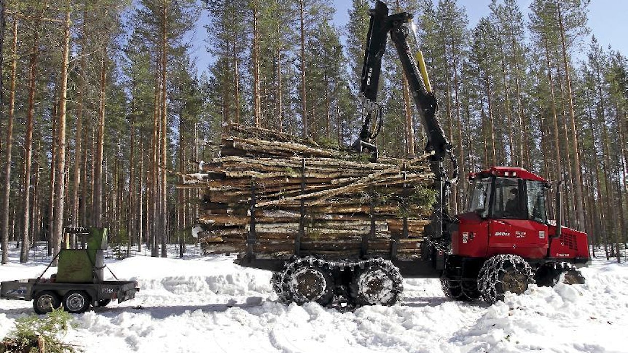 Peruutuskamera antaa konetta peruuttavalle kuljettajalle kohtuullisen kuvan koneen takana tapahtuvista asioista. Vaikka siitä harvoin puhutaan, on useita autoja vaurioitunut kuvan kaltaisissa tilanteissa.