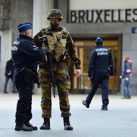Belgialaissotilas ja poliisi keskustelivat Brysselissä asemalla. Lehtikuva/AFP