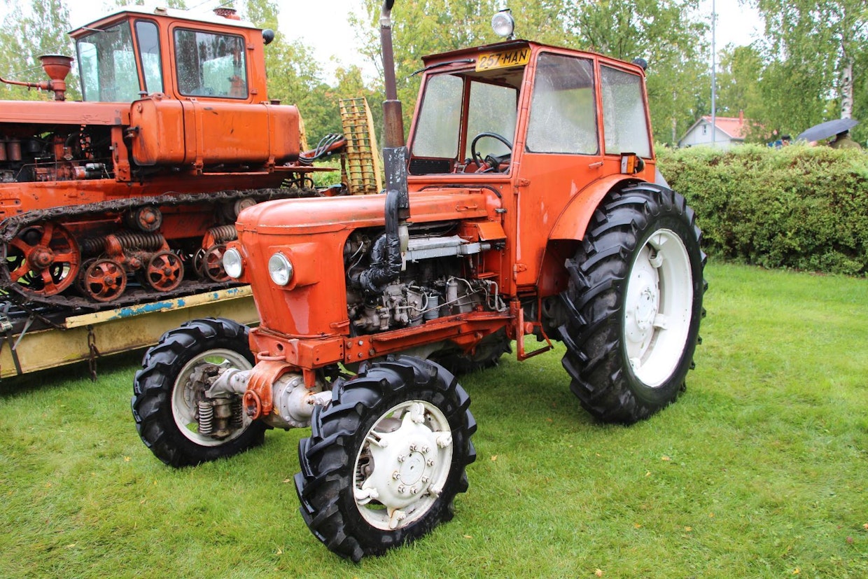 Valko-Venäjän Minskissä tehtyjen Belaruksien ohella Konela alkoi vuodesta 1968 lähtien tuoda myös ilmajäähdytteisiä LTZ-40-traktoreita Lipetskin tehtaalta, Venäjältä. Tunnetuin suomalainen LTZ:n omistaja oli Johannes Virolainen, joka sai traktorin lahjaksi ja esiintyi siitä hyvästä mainoksissa. Moottori on 4,16-litrainen, suorasuihkutteinen, teholtaan 46 hv. Nostolaite on neuvostotapaan 2-toiminen. (Riihimäki)