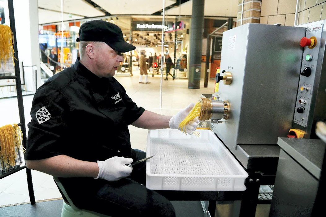 Jarkko Hautamäki valmistaa pastaa Makaronitehtaan ravintoloihin. Kauppakeskus Isossa Omenassa Espoossa kävijät pääsevät seuraamaan pastan valmistusta lasin takaa.