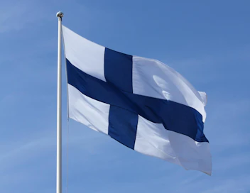 Tilastokeskus kokosi Suomi100-juhlallisuuksien yhteydessä verkkosivuilleen listauksen kansainvälisistä vertauksista, joissa Suomi on sijoittunut maailman tai Euroopan kärkeen.
