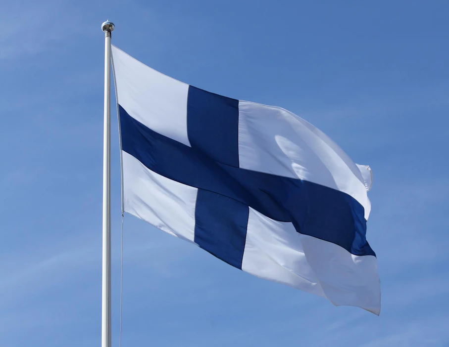 Tilastokeskus kokosi Suomi100-juhlallisuuksien yhteydessä verkkosivuilleen listauksen kansainvälisistä vertauksista, joissa Suomi on sijoittunut maailman tai Euroopan kärkeen.