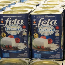 Nimisuojattua kreikkalaista feta-juustoa markkinoidaan maailmalla EU-rahalla. MTK:n ruokakulttuuriasiamies Anni-Mari Syväniemi patistaa myös suomalaisia elintarvikeyrityksiä yhteistyöhön viennissä.