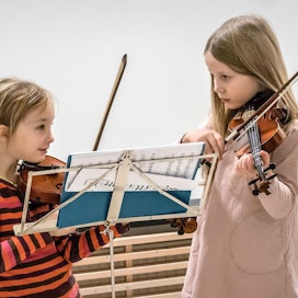 Linnea Westerholm ja Aile Kuorikoski soittavat viulua Näppäripelimanneissa.