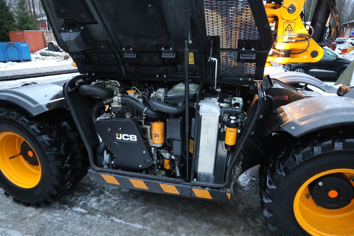Hydradigin moottorin sijoittelu muistuttaa kurottajaa. JCB EcoMax-moottorin tehoksi ilmoitetaan 81 kilowattia. Huoltokohteet ovat matalla, mutta kuitenkin mainiosti ulottuvilla.