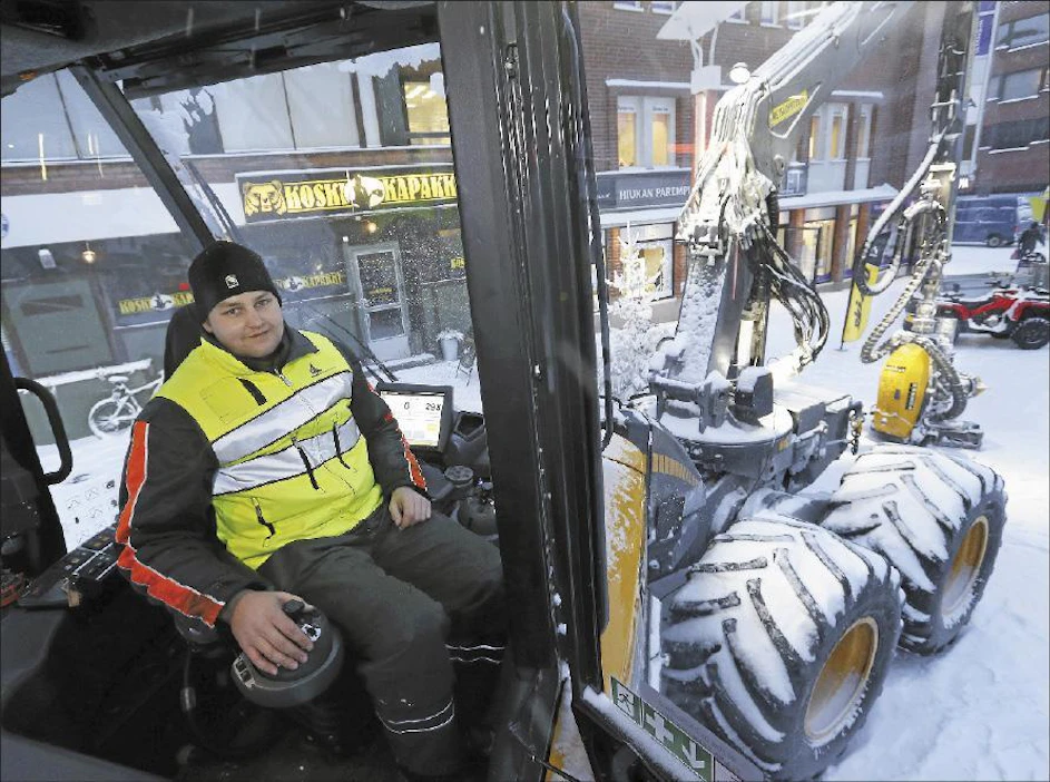 Ville-Matias Viippola Ylitorniolta on valmis ensihoitaja mutta opiskelee nyt monitoimikoneen kuljettajaksi. Hän oli kertomassa metsäammateistaRovaniemen keskustassa. Pekka Fali