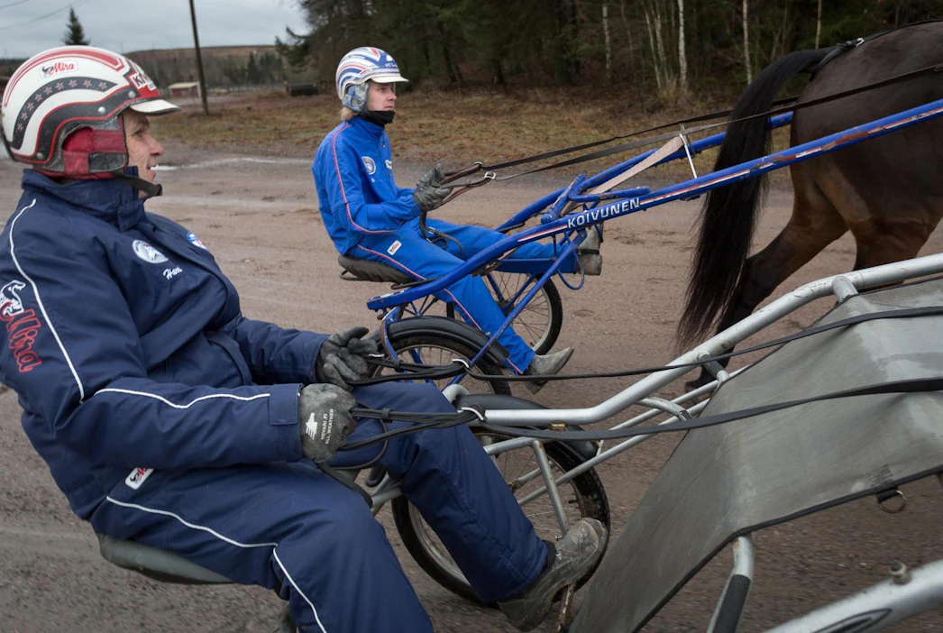 Etualan Harri Koivunen ohjastaa kotiradallaan kolmessa lähdössä. Olli Koivusella on yhdeksän ajokkia.