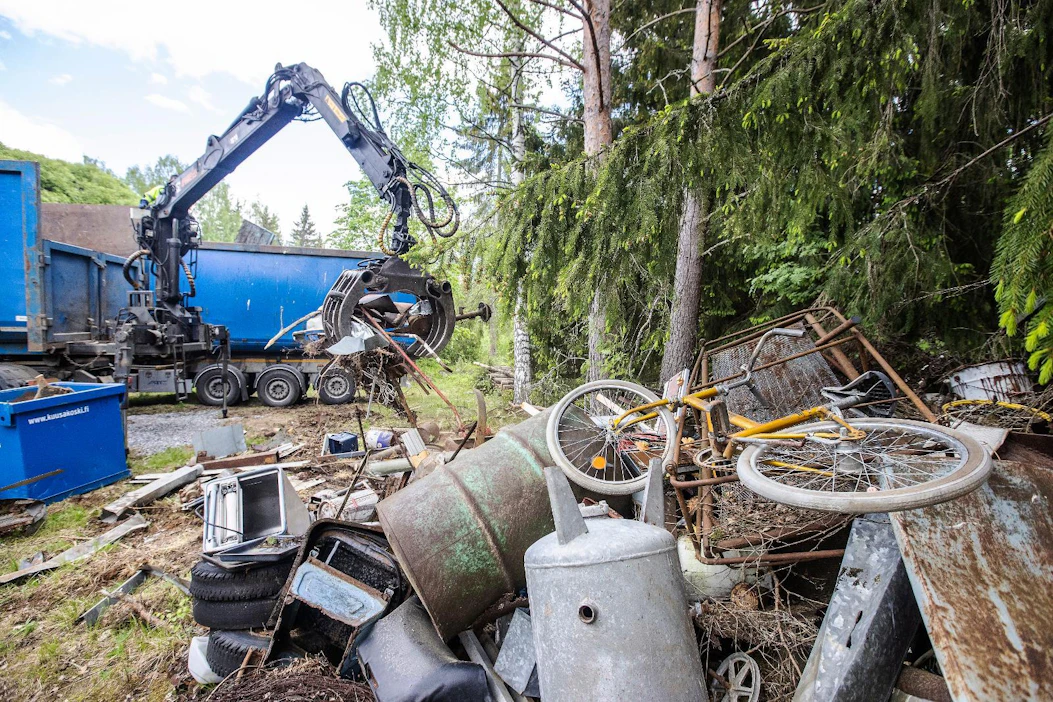 Kuvassa kerätään romua Heinolasta.