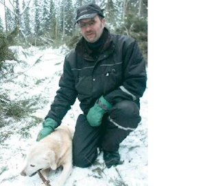 Urakoitsija Mikko Lahdentausta ja koko kokeilupäivän tunnollisesti palstalla &amp;quot;ekoharvesterin&amp;quot; rooliin eläytynyt, metsänomistaja/kuljettaja Vesa Anttilan sympaattinen koira.