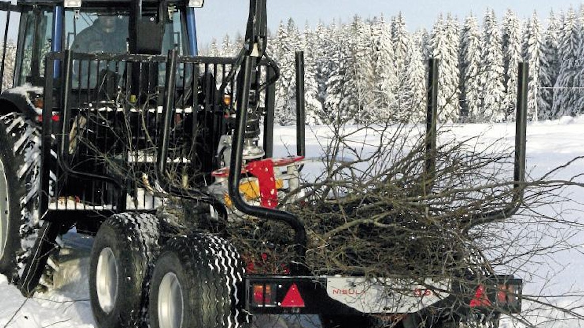 Kuormaa saa tiivistettyä kouralla painamalla. Karikoiden muotoilu on toimiva oksaisen energiapuun kuljetuksessa, pystysuorat ja sileät karikat eivät nouse taakan mukana. Takavalovarustus on takapankon sisässä suojattuna. Hitaan ajoneuvon kolmiokin sopisi takavalon yläpuolelle.
