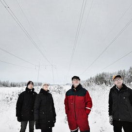 Pentti Vähämäen (oikealla), Pentti Röppäsen, Ritva Eskelin ja Arttu Eskelin metsiä on jäämässä uuden sähkösiirtolinjan alle. Vimpelissä tilukset ovat muodoltaan kapeita ja pitkiä, joten linjan alle saattaa jäädä jopa koko tila.