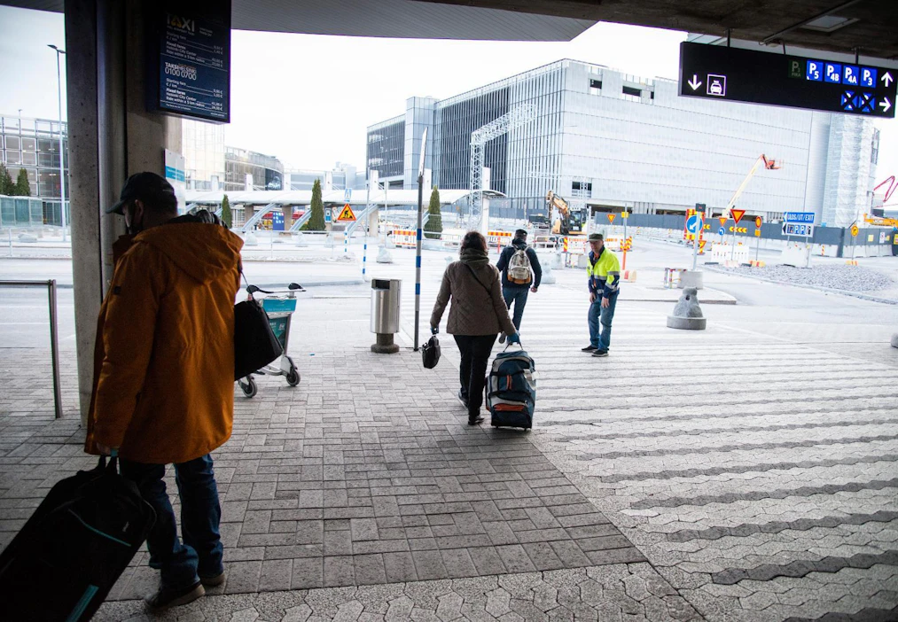Kausityöntekijöiden saapuminen Suomeen ei ole nykytilanteessa vaarassa, arvioidaan Ulkoministeriössä. Arkistokuvassa tulijoita Helsinki–Vantaan lentokentällä vuosi sitten.