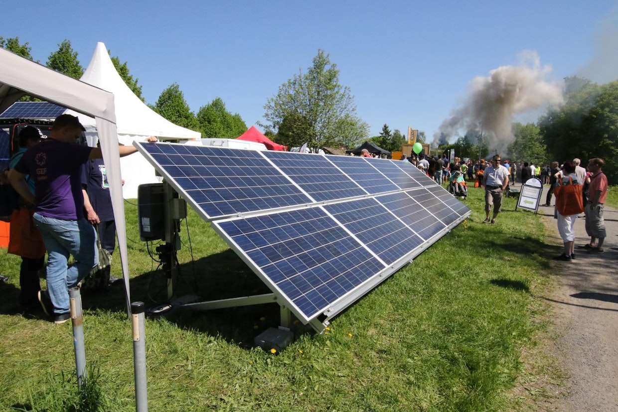 Green Energy Finland Oy esitteli maahan kierrettävien paalujen varaan asennettavaa aurinkopaneelistoa. (MT)