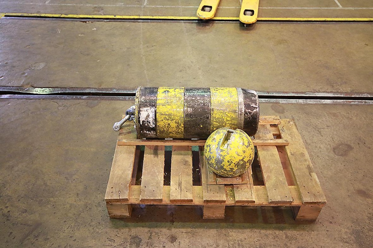 Kuvassa näkyvää 230 kg:n painoista lieriötä käytetään metäskoneiden ohjaamoiden FOPS-testeissä.