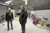 Alun perin ammusvarastoksi rakennettuun luolastoon kunnostetaan lisää tiloja tietokoneille, esittelee Ficolo Oy:n toimitusjohtaja Seppo Ihalainen. Vasemmalla yhtiön markkinoinnista vastaava Sanna Niittymaa. Jussi Partanen