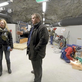 Alun perin ammusvarastoksi rakennettuun luolastoon kunnostetaan lisää tiloja tietokoneille, esittelee Ficolo Oy:n toimitusjohtaja Seppo Ihalainen. Vasemmalla yhtiön markkinoinnista vastaava Sanna Niittymaa. Jussi Partanen