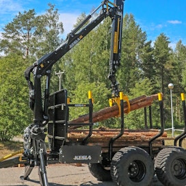 Joensuussa metsävarusteita valmistavalle Kesla Oyj:lle traktoreihin asennettavat puutavarakuormaimet ovat olleet jo vuosikymmeniä tärkeä osa tuotantoa. Nyt mallistoa uudistetaan ja ensimmäisenä on esitelty järeä Kesla 326T -malli.