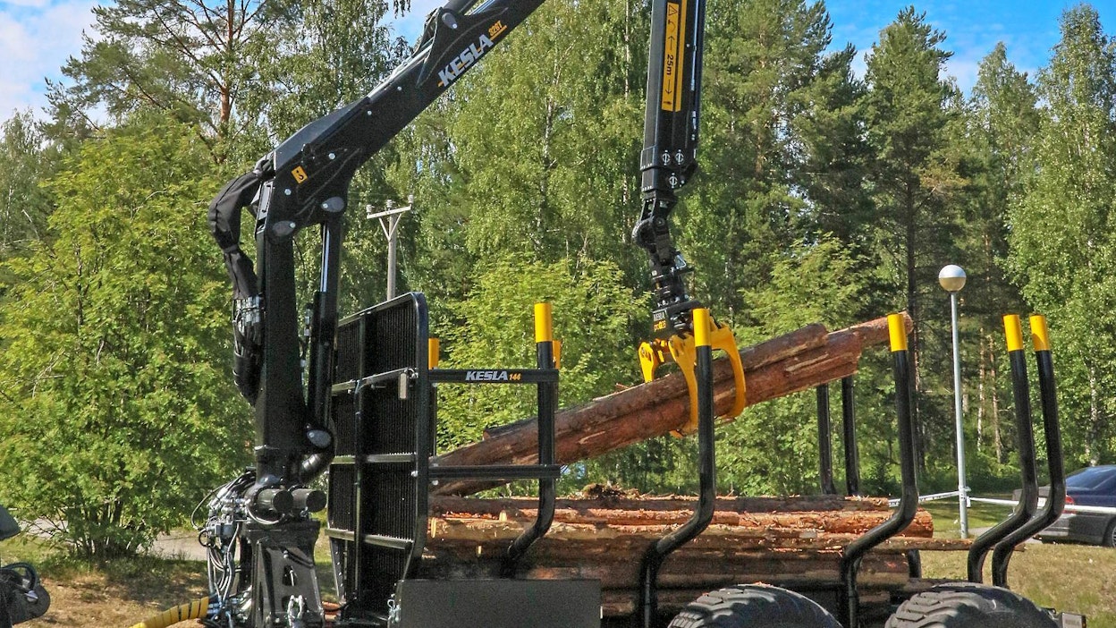 Joensuussa metsävarusteita valmistavalle Kesla Oyj:lle traktoreihin asennettavat puutavarakuormaimet ovat olleet jo vuosikymmeniä tärkeä osa tuotantoa. Nyt mallistoa uudistetaan ja ensimmäisenä on esitelty järeä Kesla 326T -malli.