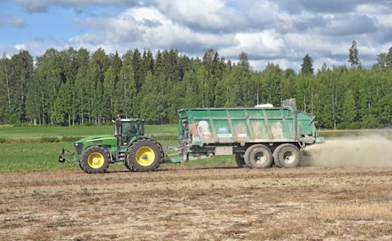 Risto Lauttamus levitti Soilfoodin rakennekalkkia Jyri Seunan peltolohkolle Tuusulassa heinäkuun lopulla.