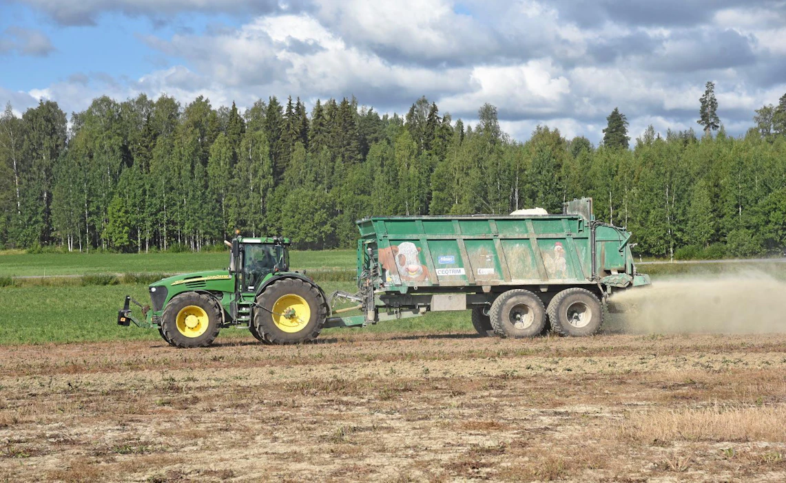 Risto Lauttamus levitti Soilfoodin rakennekalkkia Jyri Seunan peltolohkolle Tuusulassa heinäkuun lopulla.