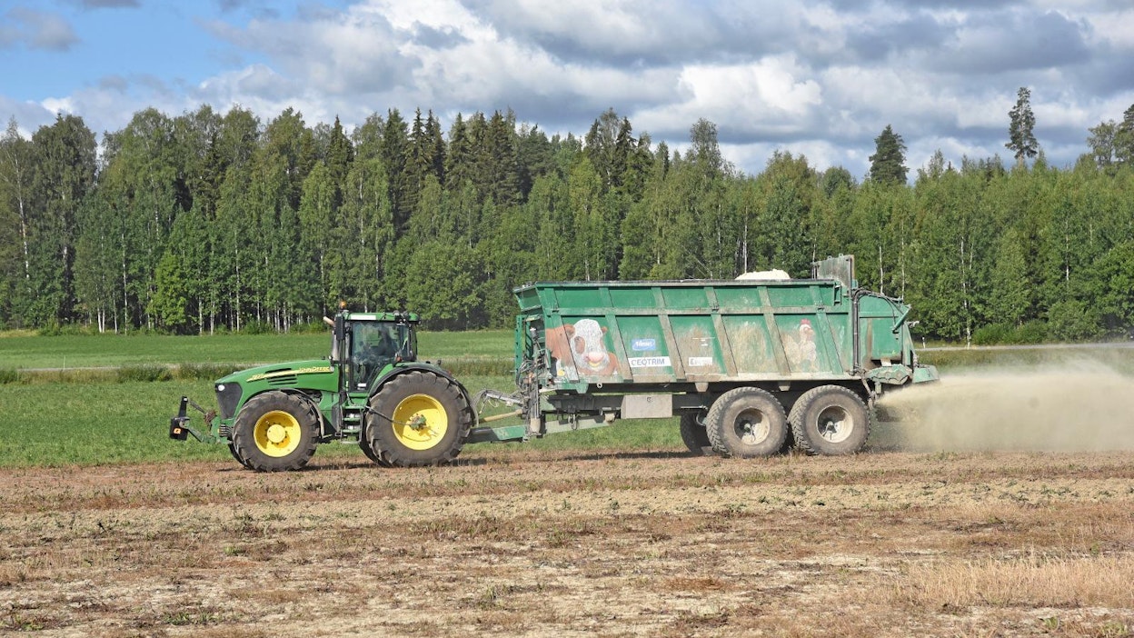 Risto Lauttamus levitti Soilfoodin rakennekalkkia Jyri Seunan peltolohkolle Tuusulassa heinäkuun lopulla.