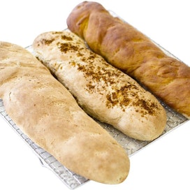 Yksi leivistä on voitelematon, toinen sivelty vedellä ja tyrnirouheella ja kolmas tyrnimehu-voiseoksella.