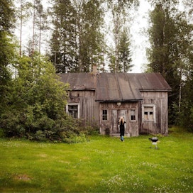 Kankaanpään Lintukulmalla sijaitsevan asumattoman talon nurmikko on leikattu.