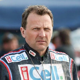 Ruotsin ajajaliigan ykkönen Ulf Ohlsson ohjastaa Pascha Tillyä Solvallassa.