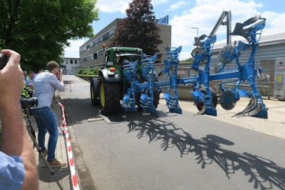 Walterscheid demonstroi tehtaallaan sylinterin toimintaa ajamalla 10 cm paksujen puuparrujen yli noin 20 km/h nopeudella. Auran viimeinen siipi pääsi sylinterin ansiosta liikkumaan noin puoli metriä ylös ja alas iskun aikana.