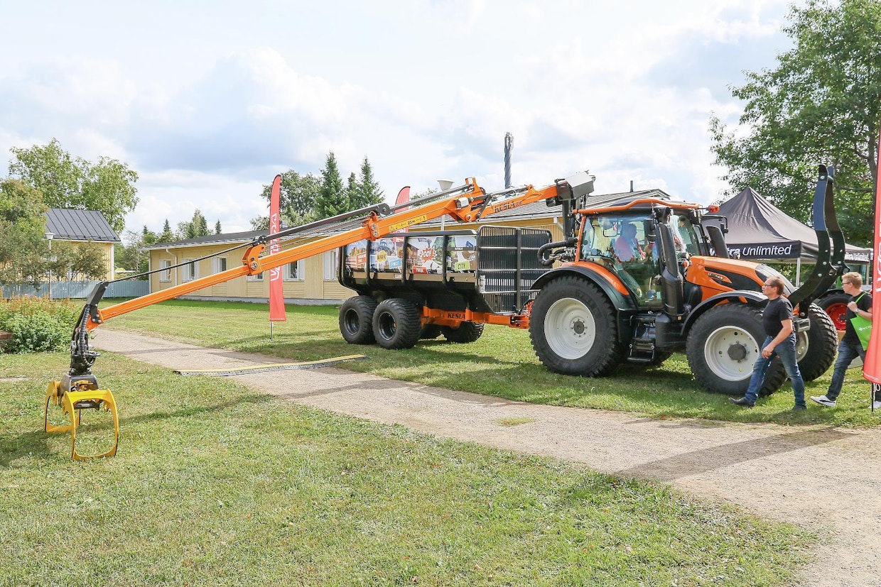 Urbaanialueiden kuljetustehtävissä puutavarakuormaimella varustettu traktori ja vetävä perävaunu on monipuolinen ja maastokelpoinen yhdistelmä. Valtra Unlimited tarjoaa Valtroihin Keslan  varustelua, kuten kuvan 304T-kuormaimen ja umpilaidallisen Kesla-metsäperävaunun. (TH)