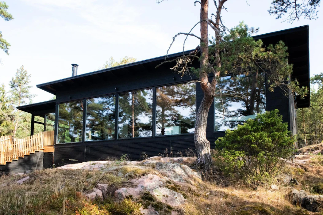 Kauneimman kesäpaikan etsintä alkaa tänään maanantaina moderneista skandinaavisista mökeistä Paraisilla, Hämeenlinnassa ja Leppävirralla. Lauttamatkan päässä Paraisilla mökkeillään vastavalmistuneessa hirsihuvilassa, jossa on kelluva sisäkatto ja upeat merinäkymät.