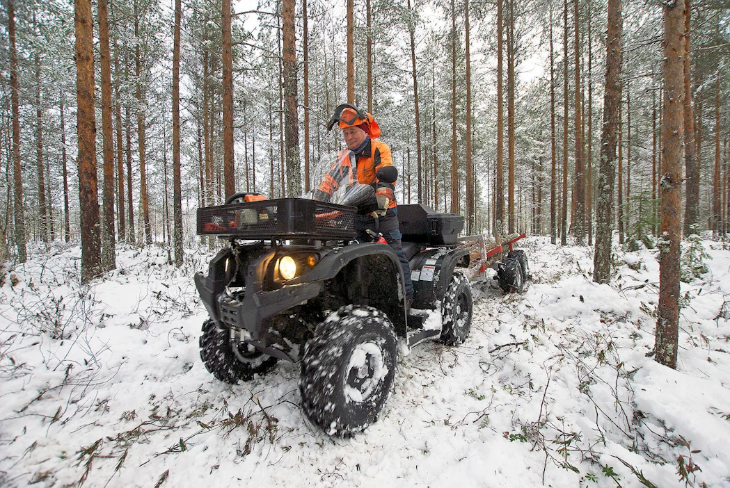Trapper 500 on hieman lyhyempi ja kapeampi kuin isoveljensä 550 EFI. Kuvassa 500 EFI:n ohjaimissa on metsänomistaja Veikko Ruonakangas Yli-Iistä.