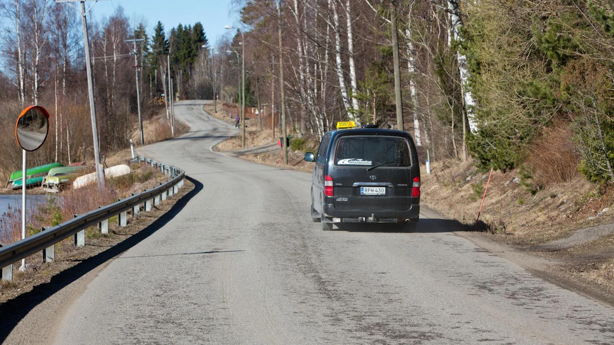 Kaikki suomalaiset eivät asu tiheästi liikennöitävän tieverkon varrella, Suomen Tieyhdistys muistuttaa.
