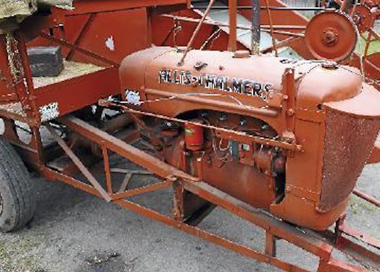 All-Crop-puimurin apumoottori on sama kuin Allis-Chalmers B -traktorissa, suurimpana erona on kampikäynnistys. Puintikoneisto kytketään säkitystason alla olevasta kulmavaihteesta, pikapysäytys hoituu traktorin istuimelta käsin vaijerin avulla. Kierrosluvun säätövipu on moottoriöljynsuodattimen takana olevalla hammaskaarella, moottori sammutetaan magneeton kupeessa olevasta maadoitusliuskasta.