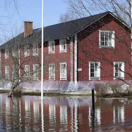 Viranomaiset ovat kehottaneet asukkaita suojaamaan rakennuksiaan tulvavahinkojen välttämiseksi varsinkin Kauhajoella ja Jalasjärvellä. Aiemmin viikolla taloja suojattiin Vähässäkyrössä. LEHTIKUVA / TIMO AALTO