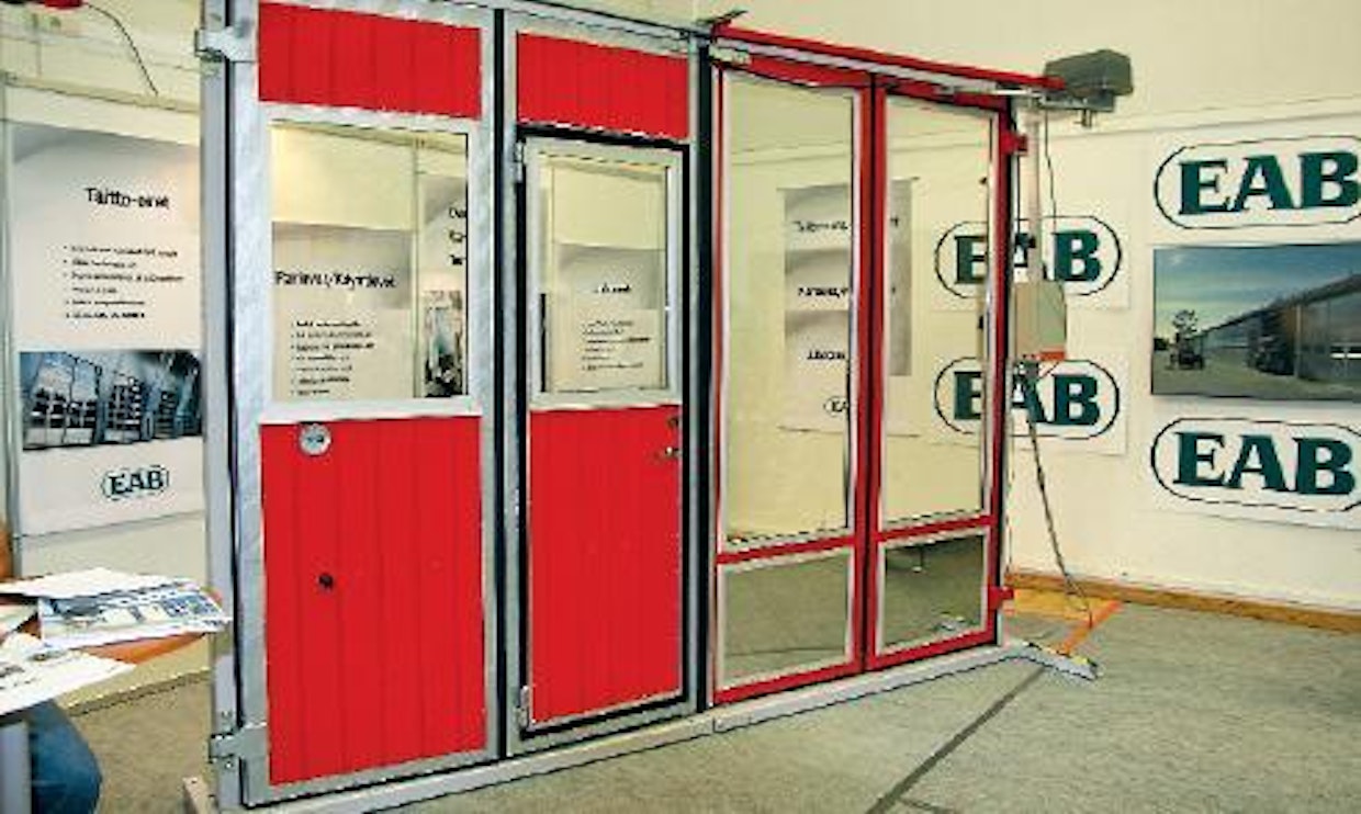 EAB Finland Oy:n taitto-ovissa on kuumasinkitty teräsrunko ja mineraalivillaeristys. Malleja ja varusteita löytyy tarpeen mukaan aina sähkökäyttöä myöten. (MT)